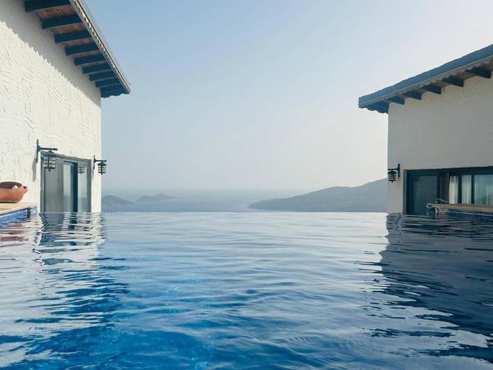 Villa pour 2 personnes, avec jacuzzi ainsi que piscine et balcon à Kalkan