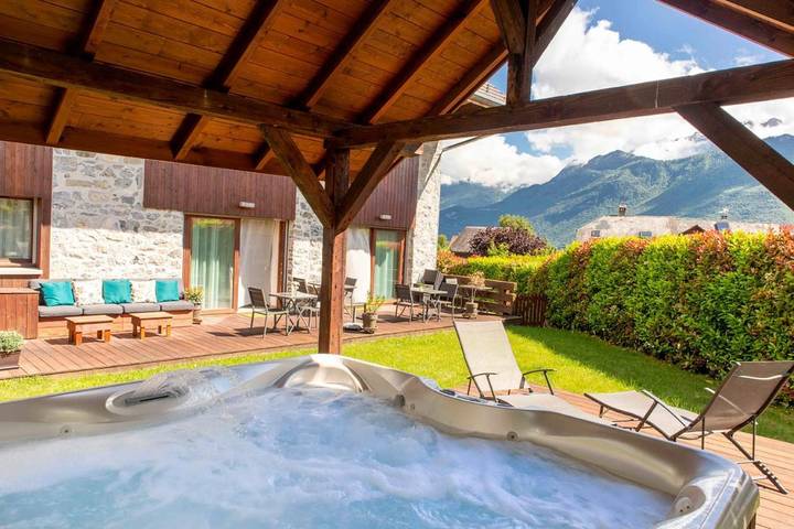 Chambre d’hôte pour 2 personnes, avec Terrasse et Jacuzzi ainsi que Jardin et Vue à Doussard