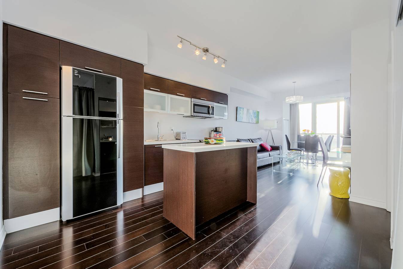 Apartamento vacacional entero, Condominio familiar de 2 habitaciones completamente amueblado. Capacidad para 6 personas. Estacionamiento disponible. 3 televisores. in Toronto, Lago Ontario (Kanada)