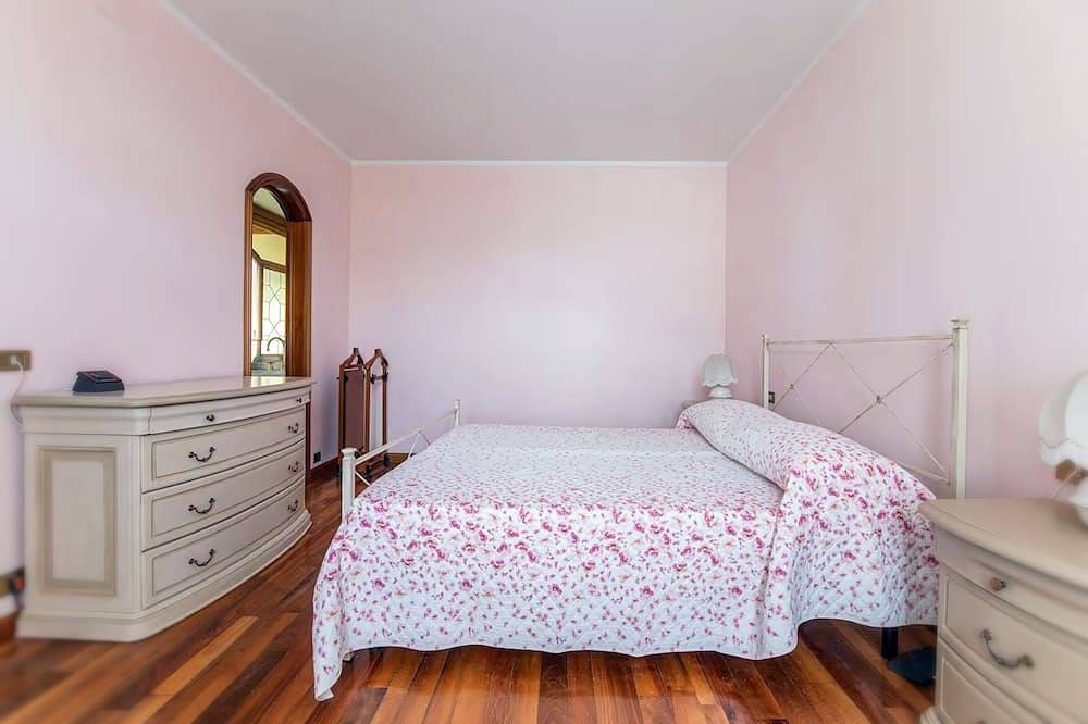 Spacious Villa by the Sea with Garden, King Suite and Porch in Lido di Camaiore, Camaiore