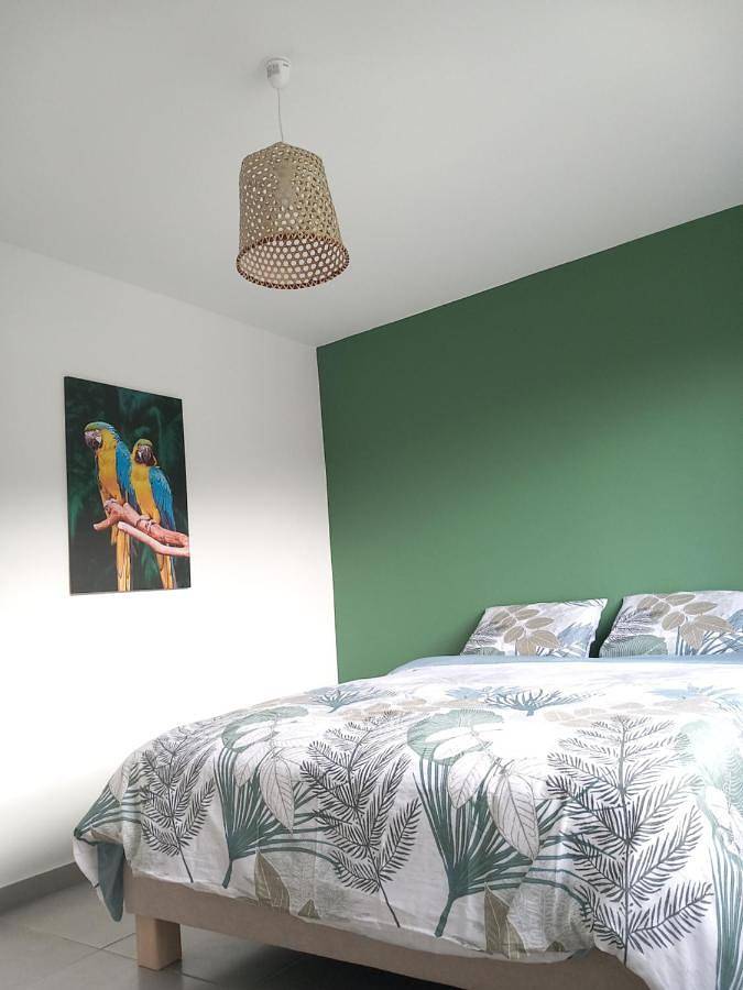 Location de vacances pour 8 personnes, avec terrasse ainsi que vue et jardin à Hell-Bourg - 3