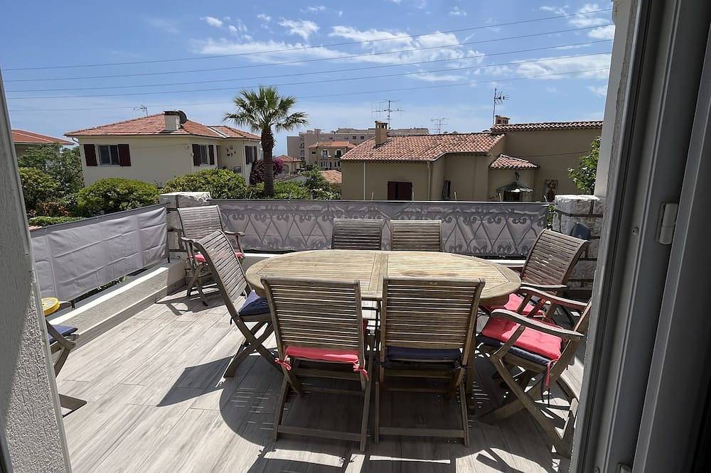 Appartement entier, Superbe haut de villa avec jardin privatif et parking . in Saint-Laurent-du-Var, Côte méditerranéenne (France)