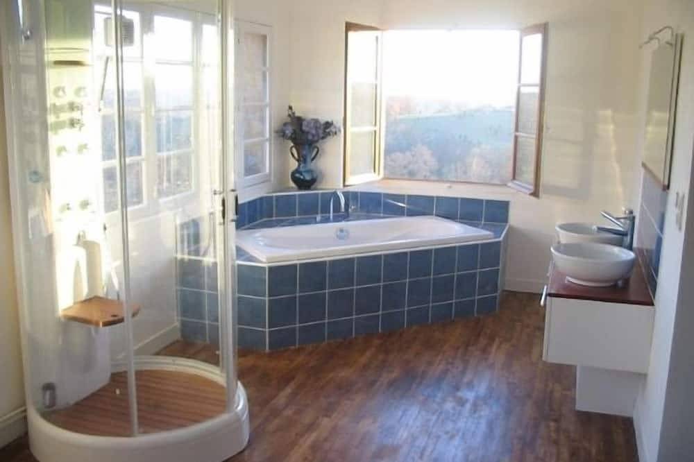 Your own Petit Chateau near Sarlat, private pool and tower with battlements! in Saint-André-d'Allas, Périgord Noir