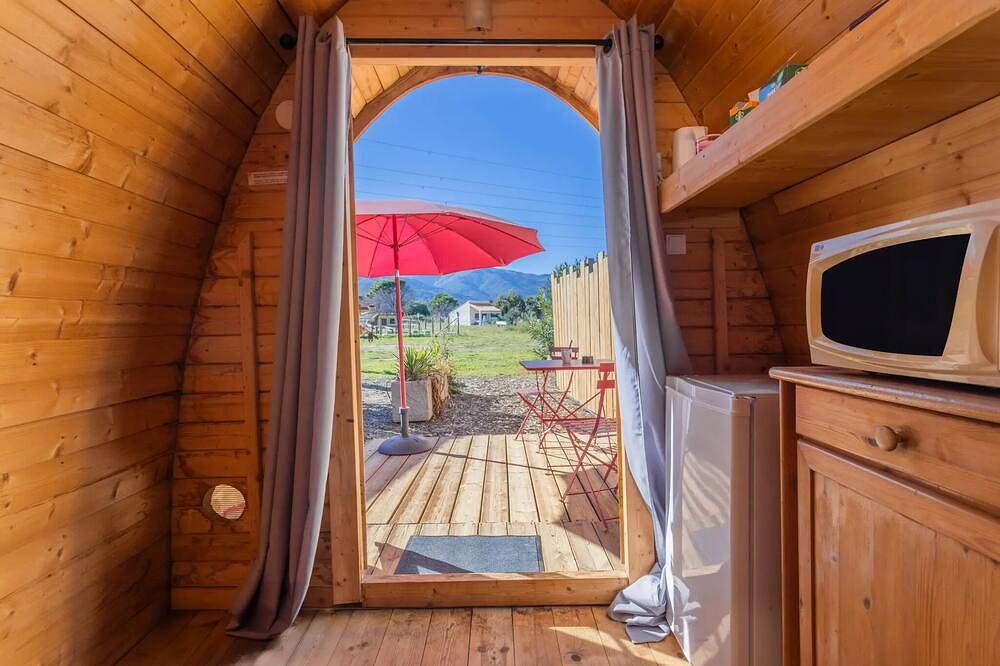 Unusual room Pod Rose in La Côte Vermeille, Saint-André