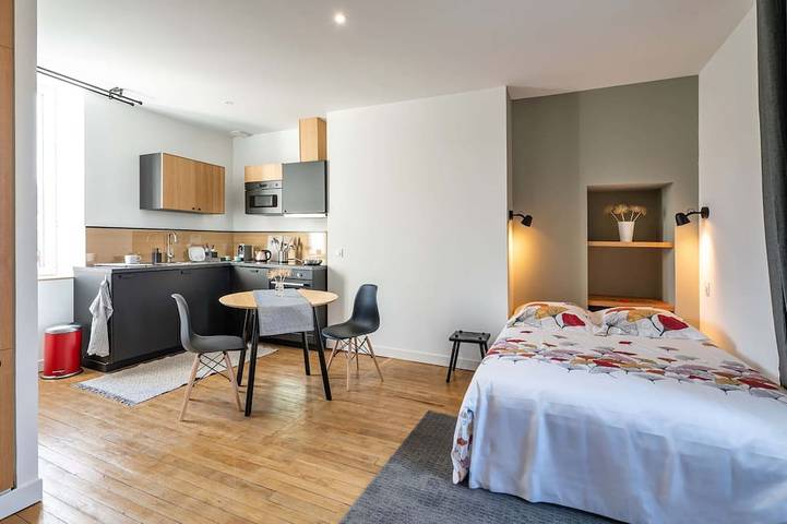 Ganze Wohnung, Studio A, in the center of town, cosy and warm... in La Roche-sur-Yon, Loire-Tal