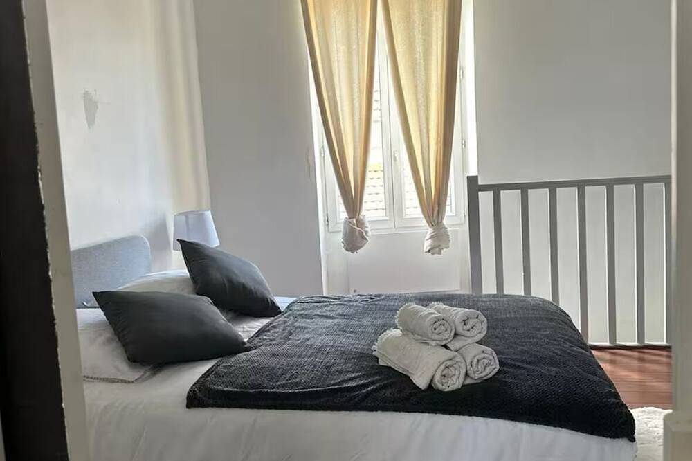 Entire apartment, Charming apartment in the heart of Rueil-Malmaison. in Rueil-Malmaison, Hauts-de-Seine