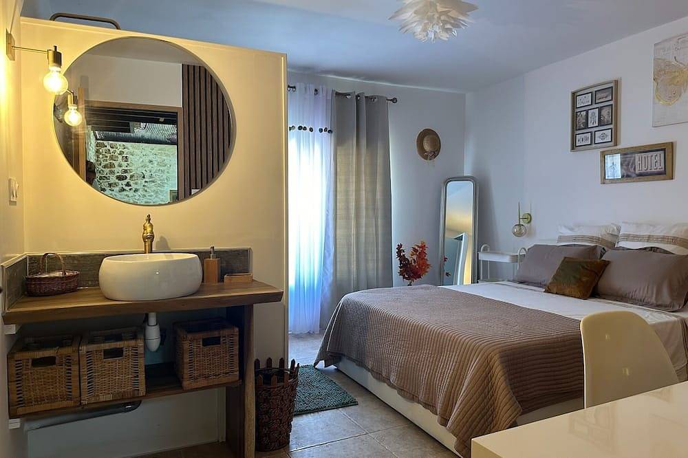Belle maison 5 étoiles, piscine intérieur, filet de catamaran, terrasse in Bourdic, Nimes und Umgebung