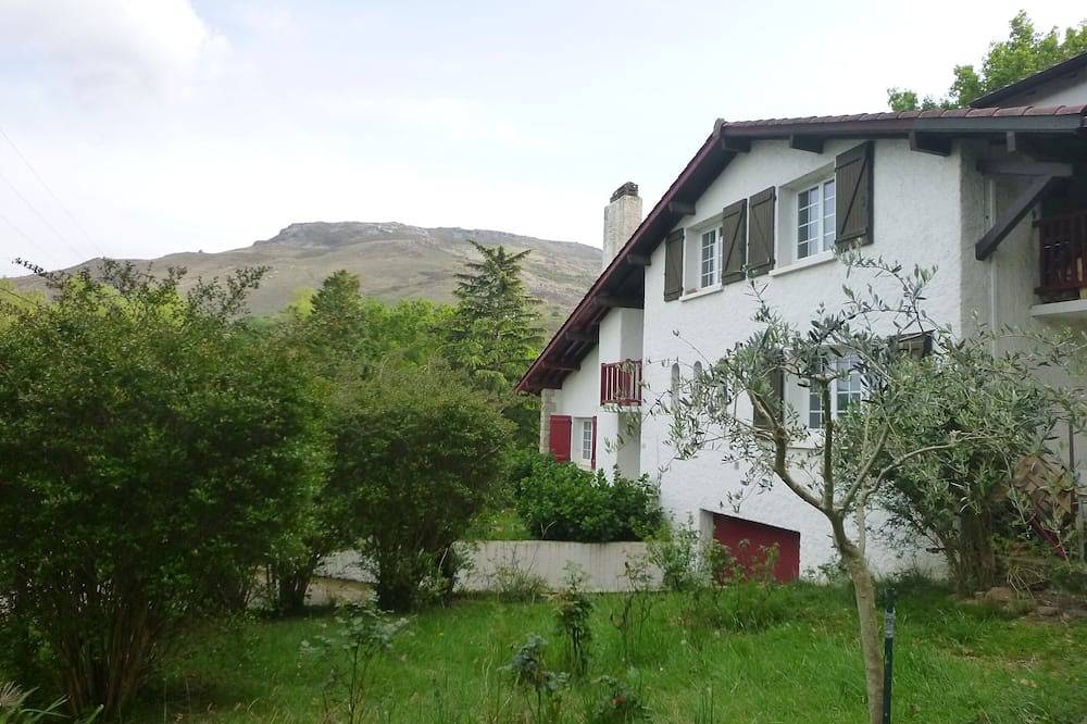 Maison de 200m2 sur parc de 2500m2 au calme et face à la montagne in Ascain, Région de Bayonne