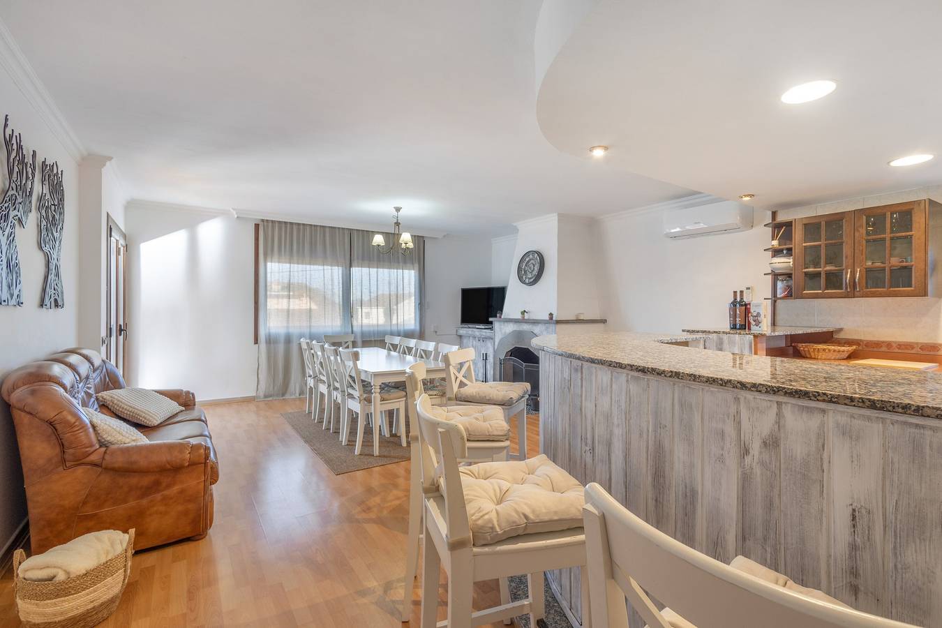 Casa Reina – Villa espaçosa com piscina temática e escorregas aquáticos in Castellnou de Bages, Pla de Bages DO