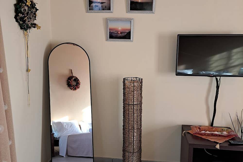 Geheel appartement, Eerste verdieping appartement met mooie berg en uitzicht op zee in de buurt van de zee in Stoupa, Messenia