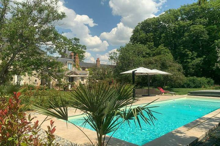 Location de vacances pour 21 personnes, avec Terrasse ainsi que Jardin et Piscine dans Bagneux (Indre)