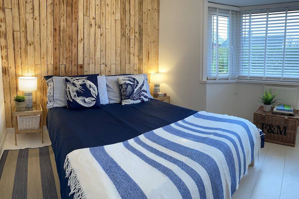 Stunning Spacious Seaside cottage, 1 minute from the beach sleeps 12 in Camber, East Sussex
