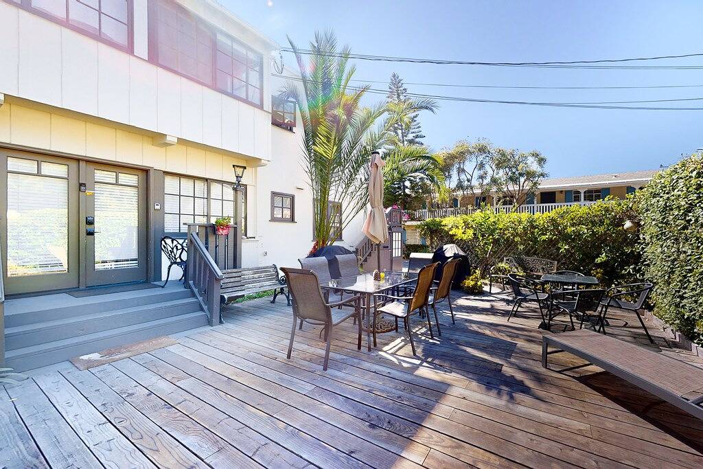Lovely corner unit studio with patio & grill - 1 block to famed East Beach in Santa Barbara, Santa Barbara County