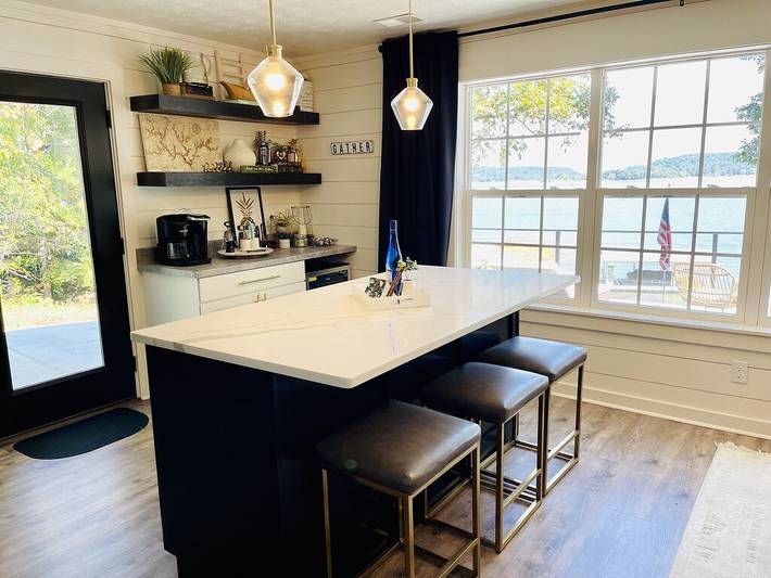 Vacation rental for 8 people, with yard in Lewis Smith Lake