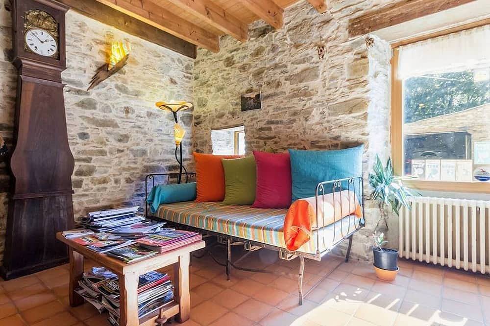Chambre rustique avec lit king-size, cheminée, petit-déjeuner et équipements pour enfants à Bouvron in Bouvron, Région de Châteaubriant