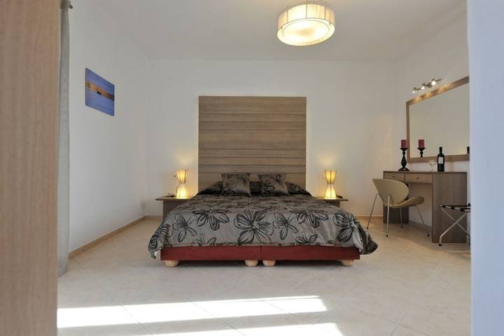 Location de vacances pour 6 personnes, avec piscine et jardin ainsi que balcon et vue sur l’océan dans Náoussa