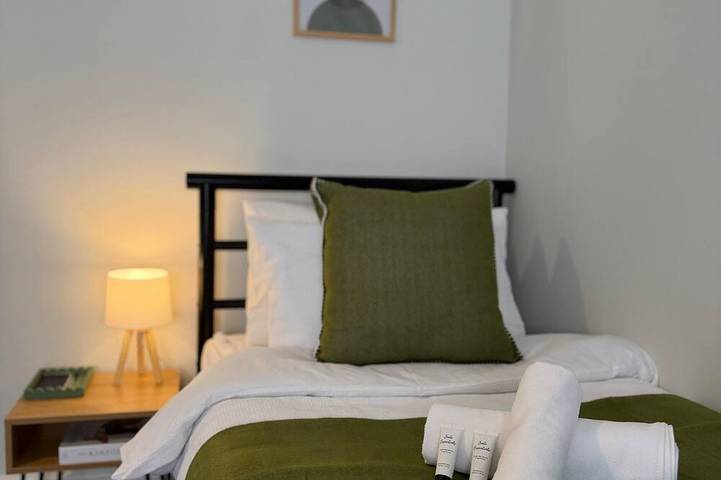 Entire apartment, Central Bolton 3Bed | Free Parking | Walk to Town in Bolton, Greater Manchester