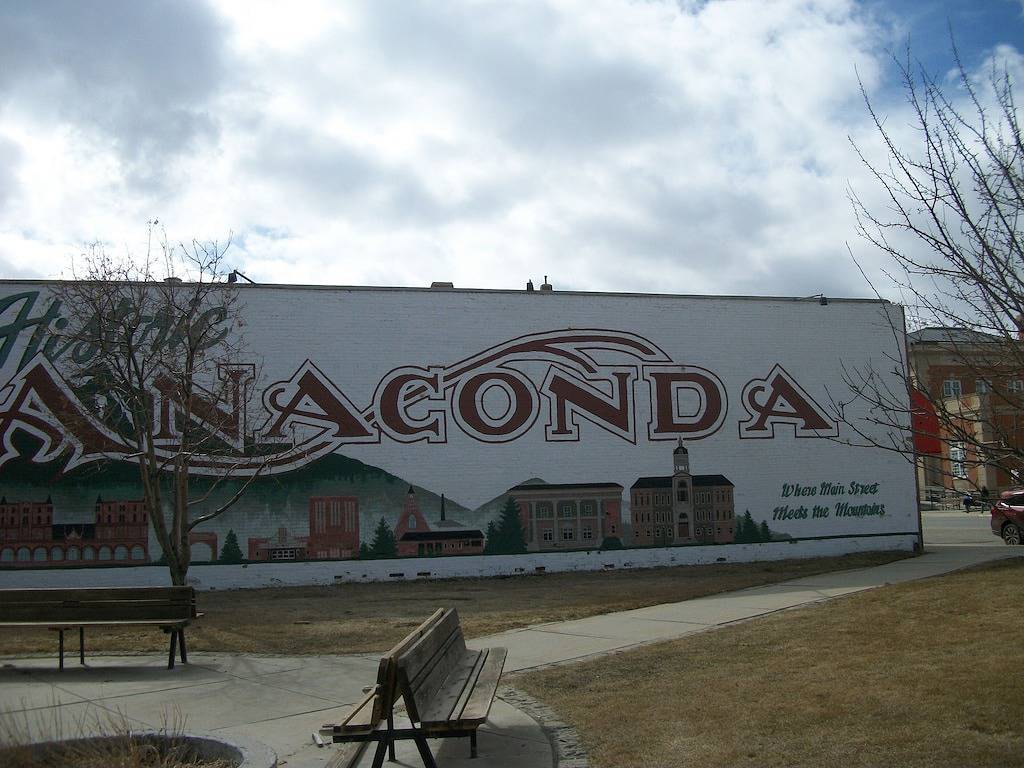 Guest house above garage in Anaconda-Deer Lodge County, Deer Lodge County