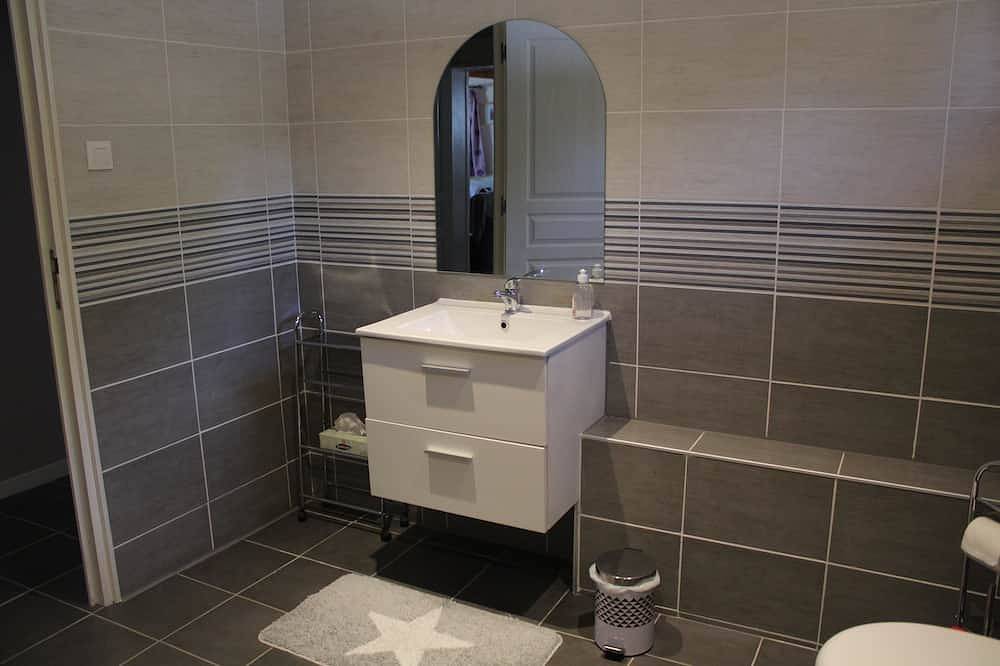 Spacious 3 Bed Gite, Aude, Pool, Hot Tub, Free Wi-fi, Games Room, Pet-Friendly! in Arques (Aude), Parc naturel régional Corbières-Fenouillèdes