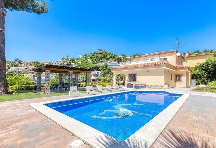 Villa "Costacabana - Paris" mit privatem Pool, 2 privaten Terrassen und WLAN in Roca Grossa, Lloret de Mar