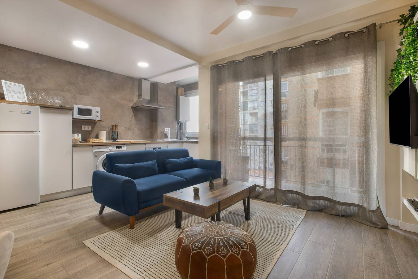 Apartamento entero, Apartamento 'La Mejor Ubicacion Con Parking' con balcón, Wi-Fi y aire acondicionado in Málaga Centro, Málaga