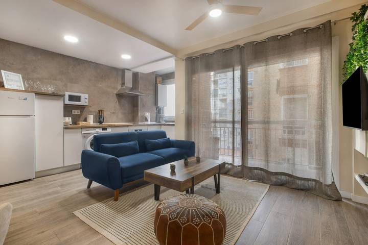 Apartamento entero, Apartamento 'La Mejor Ubicacion Con Parking' con balcón, Wi-Fi y aire acondicionado in Málaga Centro, Málaga