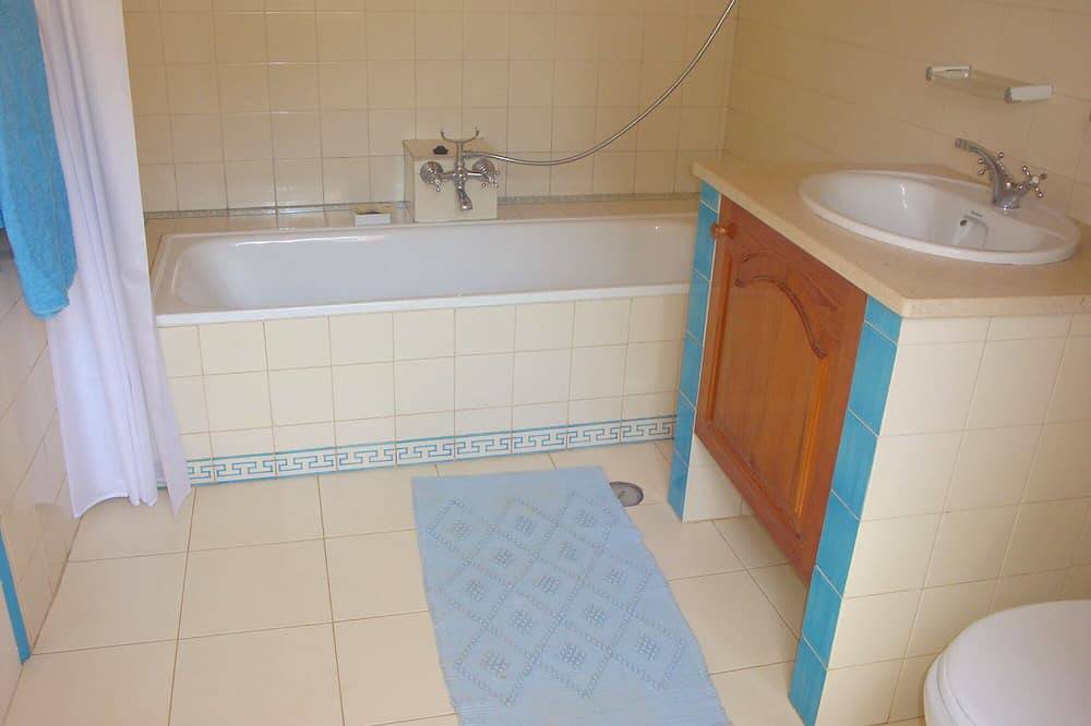 Geräumiges Familienhaus mit 2 Schlafzimmern und gemeinsamem Pool in Barão de São João, Lagos