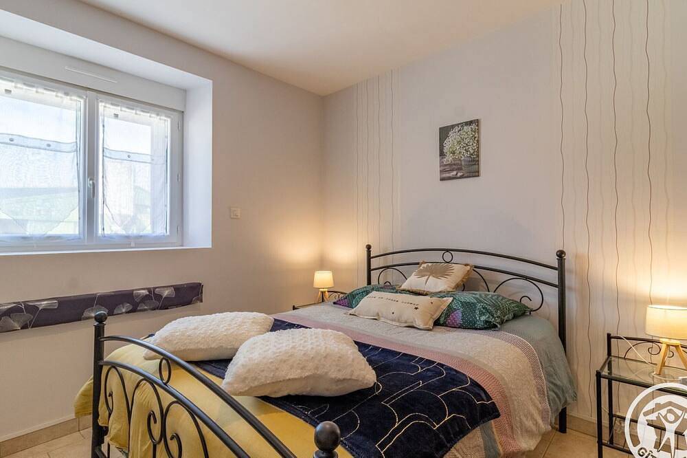 Gîte cosy avec spa privatif, terrasse et parking, au cœur des vignobles du Layon, idéal pour couples. in Lys-Haut-Layon, Vallée de la Loire