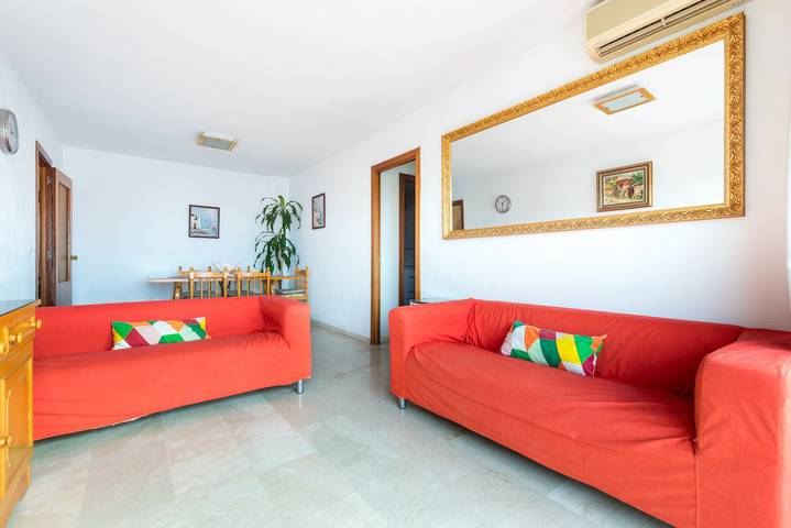 Entire apartment, Vacation Apartment in Central Fuengirola with Balcony, Air Conditioning, and Wifi in Fuengirola Centre, Fuengirola