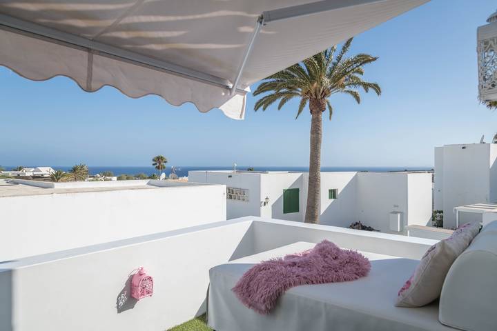 Ganze Wohnung, Klimatisiertes Ferienhaus "Divine I" mit Meerblick, Terrasse, Gemeinschaftspool & Wlan in Puerto del Carmen, Tías