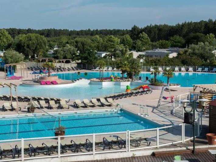 Camping pour 4 personnes, avec jacuzzi et bassin pour enfant dans Lac de Biscarrosse