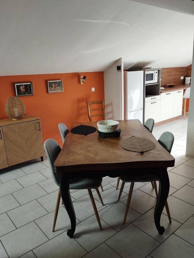 Gîte pour 4 personnes, avec terrasse ainsi que vue et jardin à La Chapelle-aux-Bois - 3