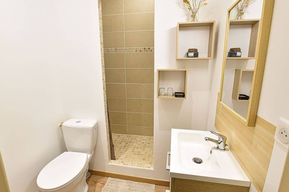 Casa restaurada para 6, junto al río, cerca del centro, aparcamiento y wifi in Sablé-sur-Sarthe, Sarthe
