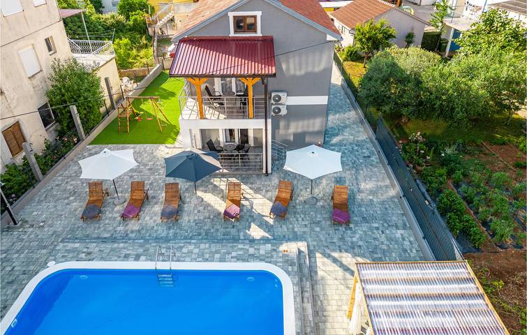 Location de vacances pour 12 personnes, avec terrasse ainsi que piscine et jardin à Ville de Zadar