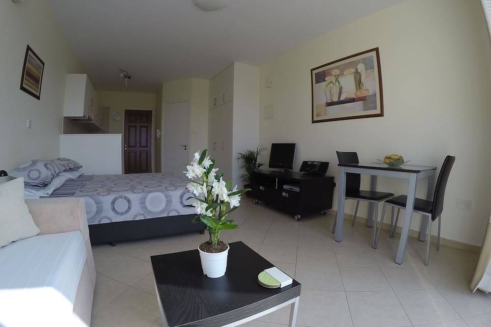Apartamento entero, Kato Paphos Suites - Gf Studio Apartment. Pool View, Wi-Fi, a/c. Great Location in Pafos, Chipre Sur