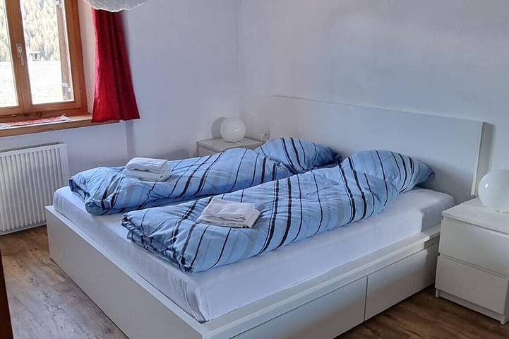 Ganze Wohnung, Chasa Rosa 1: 3.5-Zimmerwohung im idyllischen und sonnenverwöhnten Bergdorf Vnà in Vnà, Valsot