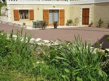 Gîte pour 4 personnes, avec terrasse ainsi que piscine et jardin à Chissay-en-Touraine