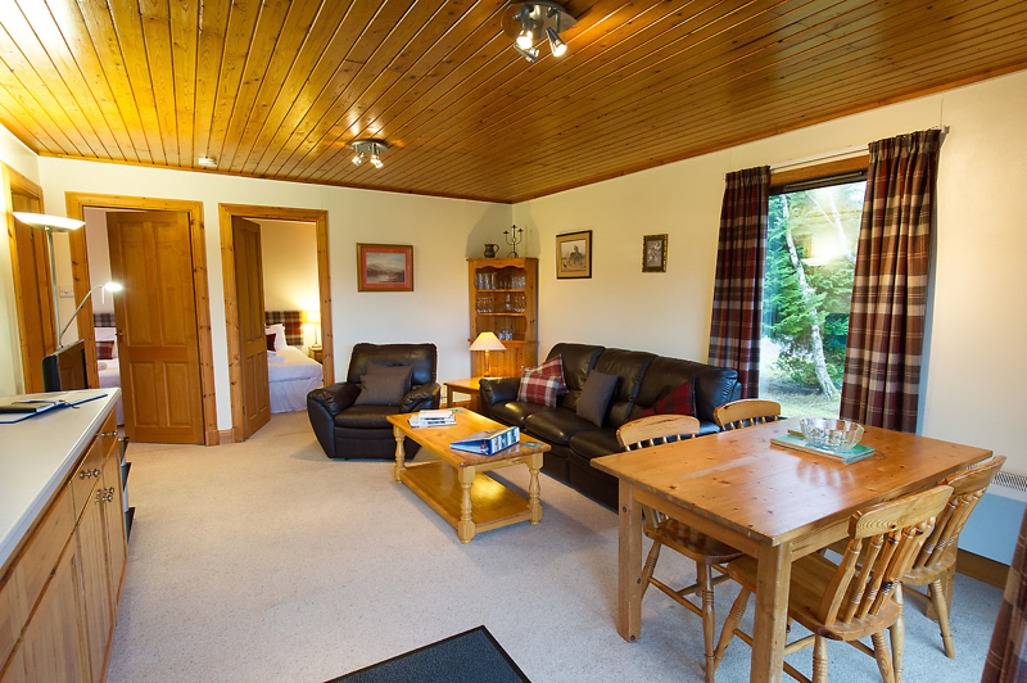 Eagle Lodge with stunning loch and mountain view in Stirling region