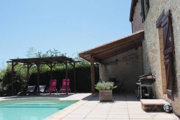 Location de vacances pour 5 personnes, avec piscine ainsi que vue et jardin, adapté aux familles à Saint-André-d'Allas