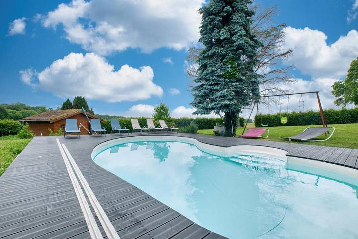 Location de vacances pour 4 personnes, avec Terrasse et Jardin ainsi que Piscine et Vue à Saint-Martin-Sepert