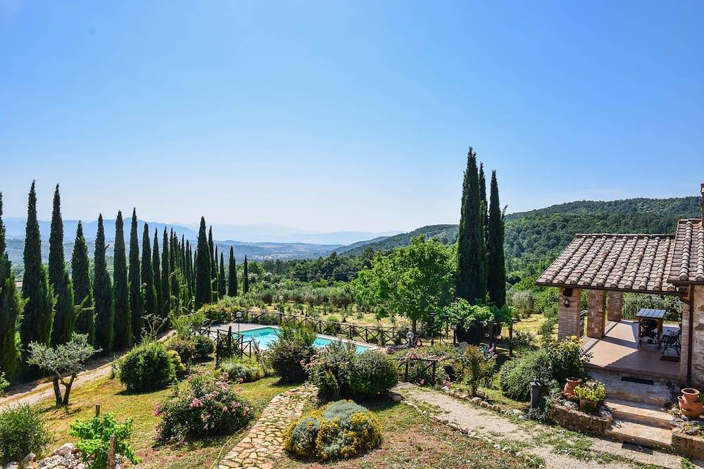 House with private pool/garden 5 km from village. Quiet street & panoramic views in Avigliano Umbro, Terni Provinz