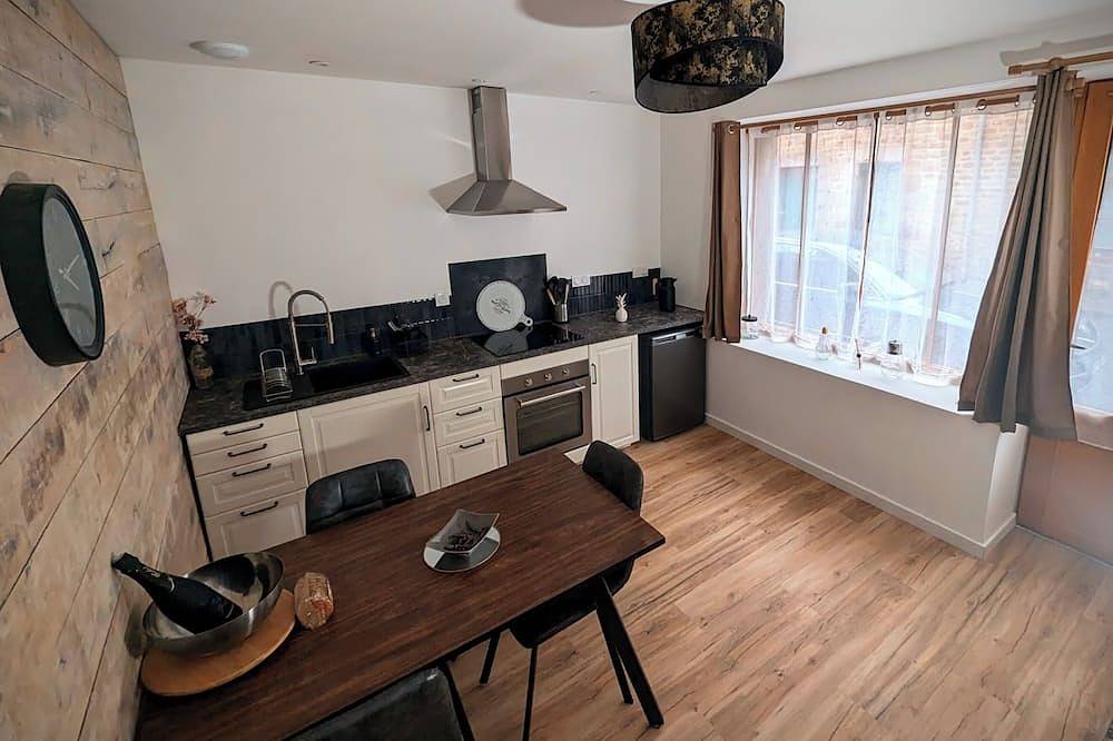 Le Bois Dormant for 2 Adults and 2 Children 25mn from Mont St Michel in Val-Couesnon, Fougères-Vitré