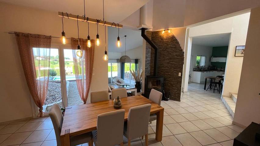 Location de vacances pour 8 personnes, avec vue ainsi que piscine et terrasse, animaux acceptés à Chazelles-sur-Lyon - 4