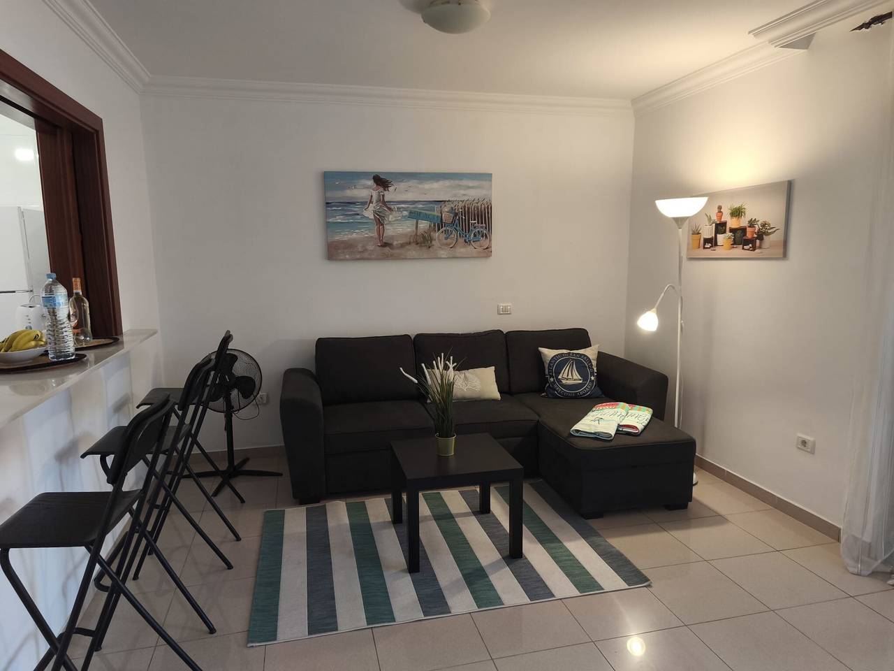 Entire apartment, Vacation Home 'Ático Los Seres' with Sea View, Private Terrace and Wi-Fi in Los Cristianos, Arona