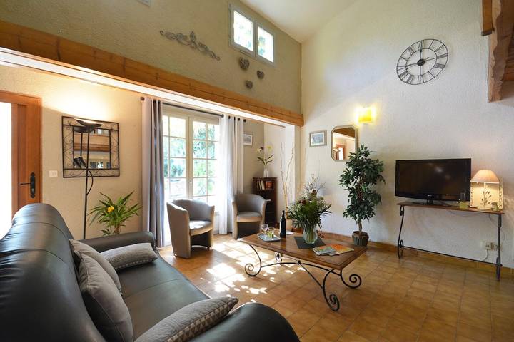 Gîte pour 4 personnes, avec jardin ainsi que piscine et terrasse