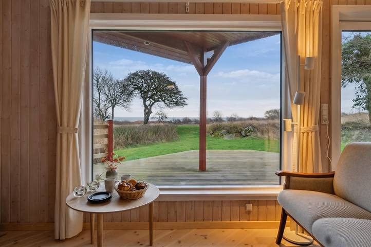 Ferieudlejning for 8 personer, med terrasse i Sandvig