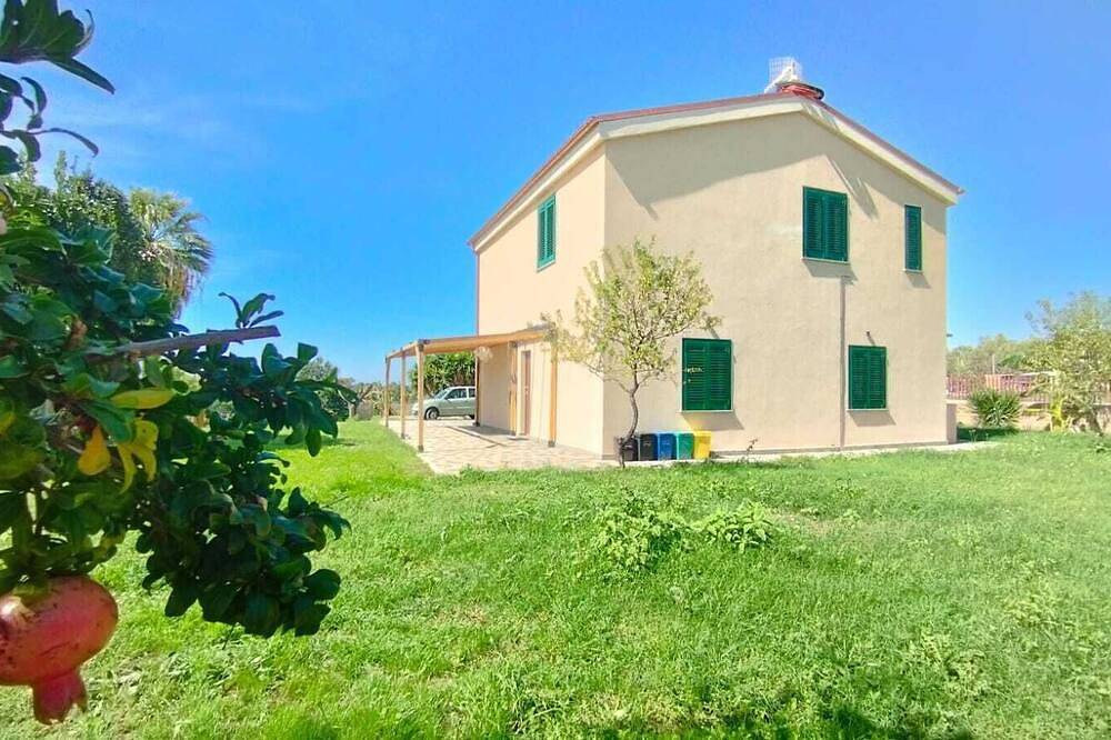 Casaleri is the ground floor of a Maremma reclamation farmhouse 3 km from the sea in Tarquinia, Viterbo Province
