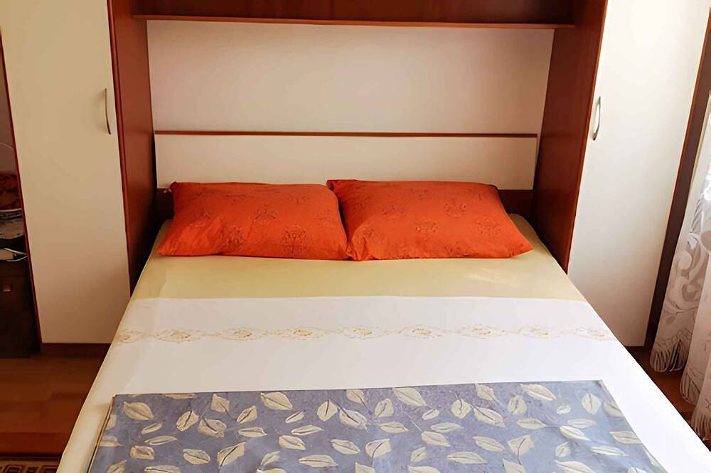 Cijeli apartman, Holiday apartment with sea view 50 metres from the beach in Karlobag, Velebit Nature Park