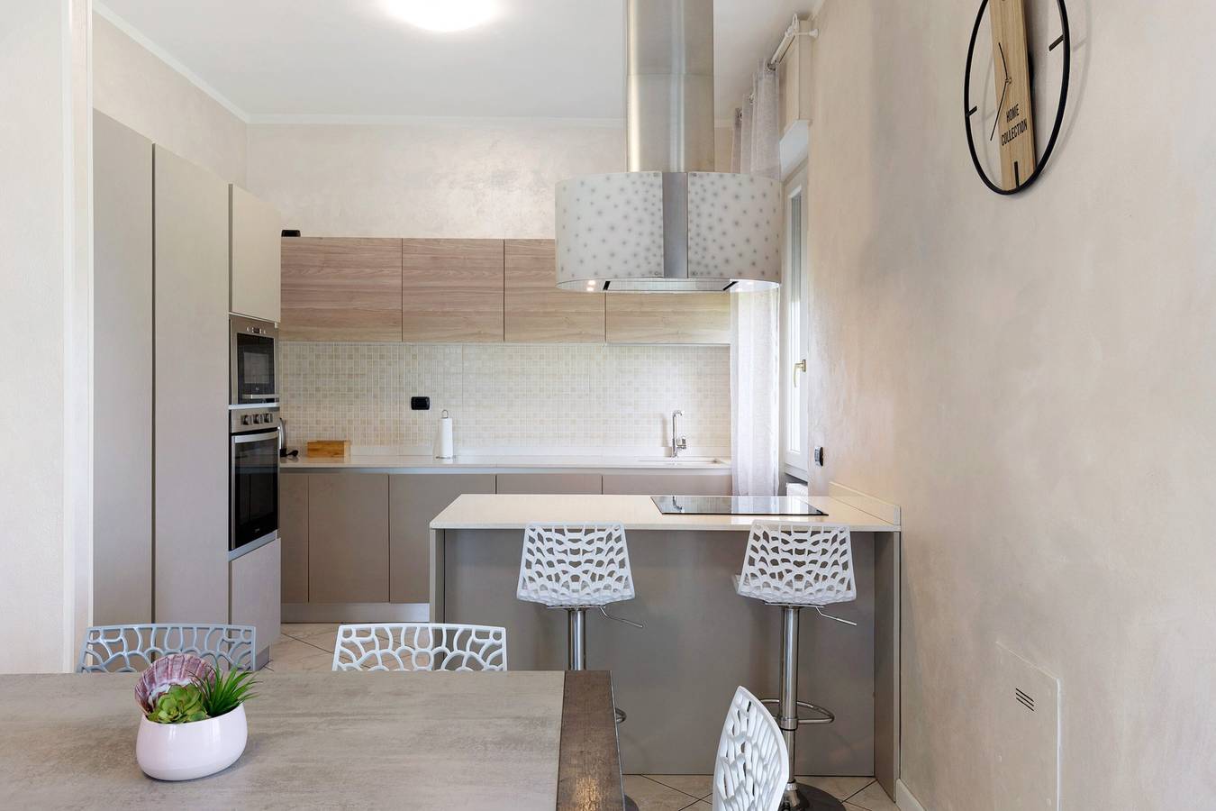Appartamento intero, Appartamento 'Lm House - Trilocale Acanthus' con terrazza condivisa, Wi-Fi e aria condizionata in Lonato del Garda, Provincia di Brescia