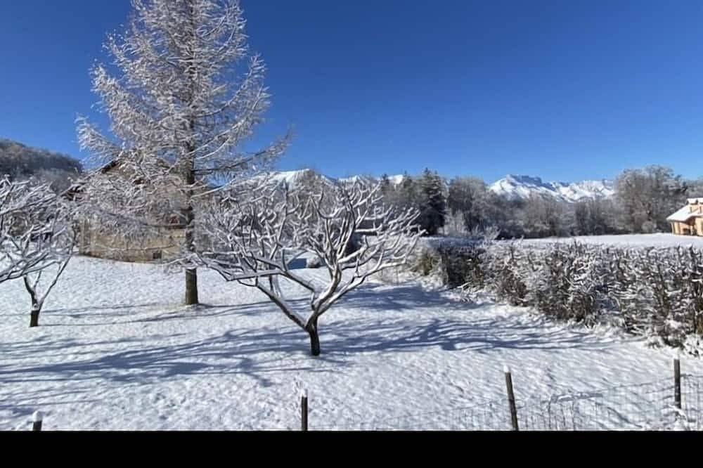Appartement entier, Rez de jardin avec vue sur les montagnes in Chabottes, Parc national des Écrins